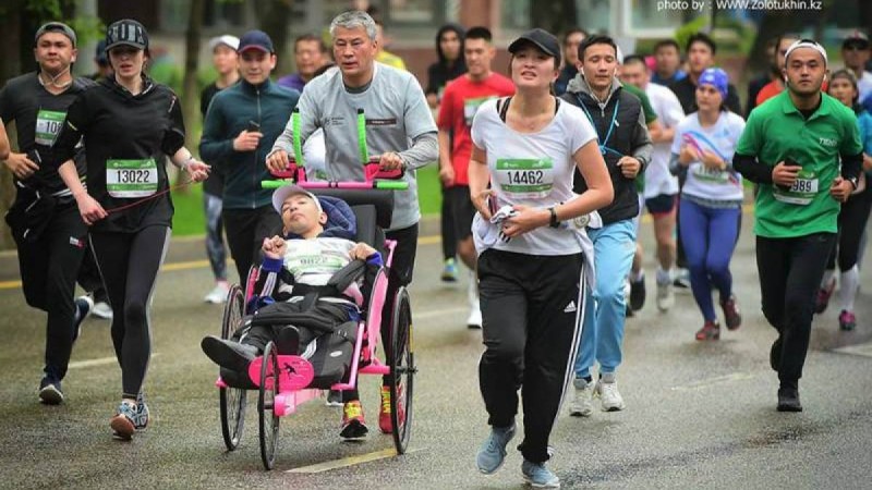 Кәсіпкер Қайрат Боранбаев алматылық марафонға қатысып, арбаға таңылған жүгірушілерді қолдады
            10:02, 22 Сәуір, 2019
        
        Кәсіпкердің жүрек елжіретерлік суреті жарияланды