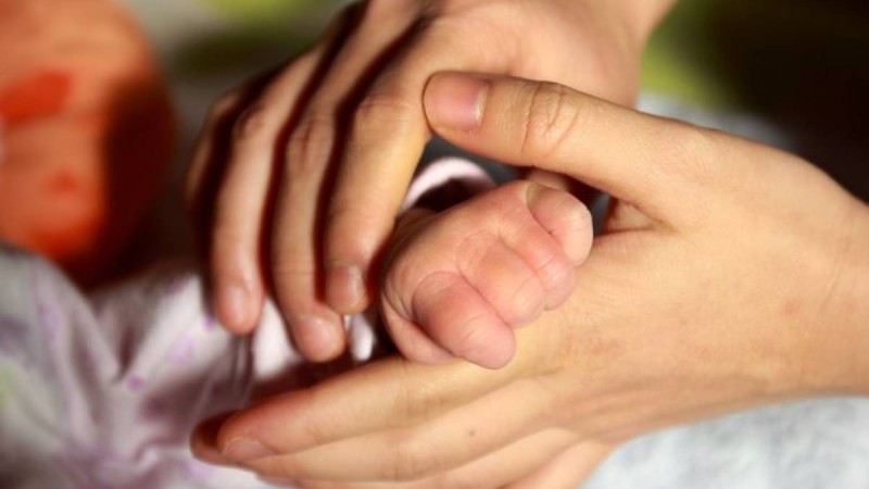 Полиция қызметкерлері далада аязда қалдырылған шақалақтың анасын іздестіріп жатыр