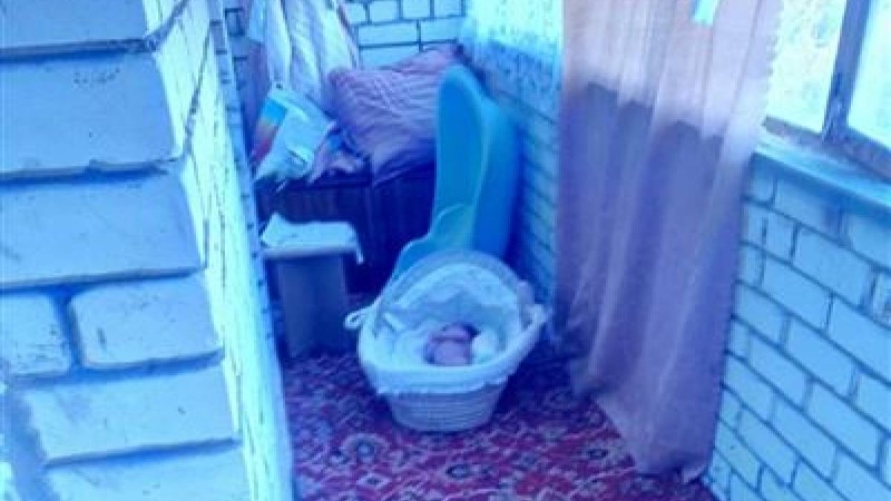 Анасы нәрестені жалаңаш күйінде балконда қалдырып кеткен