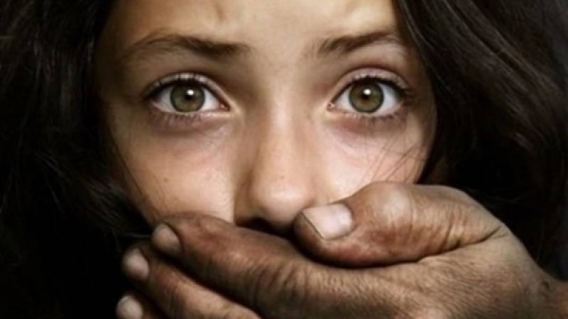 ​Сот жәбірленушінің «ұсқынсыз» болғаны үшін қылмыскерлерді ақтаған