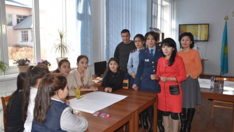 Алматы облысының полицейлері "Қыз тәрбиесі – ұлт тәрбиесі" атты кездесу өткізді