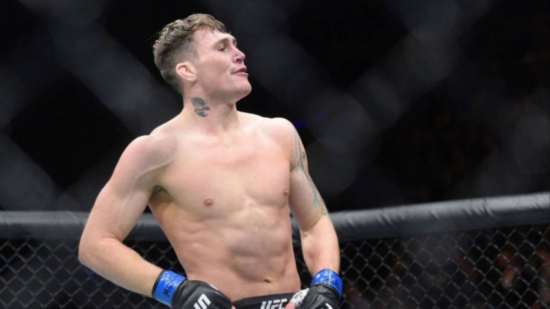 Ресейлік сатушы қыздың нокауты UFC файтерін тәнті етті