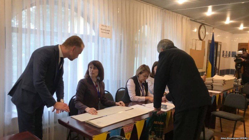 Нұр-Сұлтандағы сайлау учаскесінде Украина азаматтары дауыс беріп жатыр