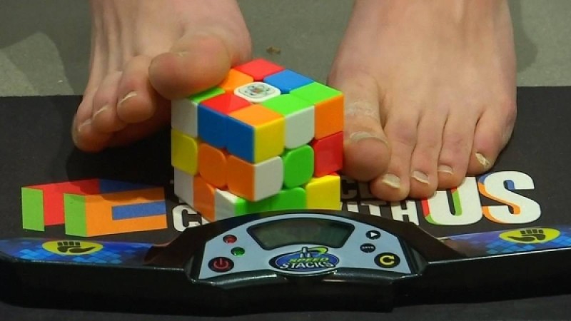 Жасөспірім рубиг кубигін аяғымен жинап, рекордтар кітабына енген