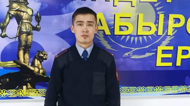 Қызылордалық полицей өртеніп жатқан үйге кіріп, нәресте мен анасын алып шықты - Қазақстан жаңалықтары