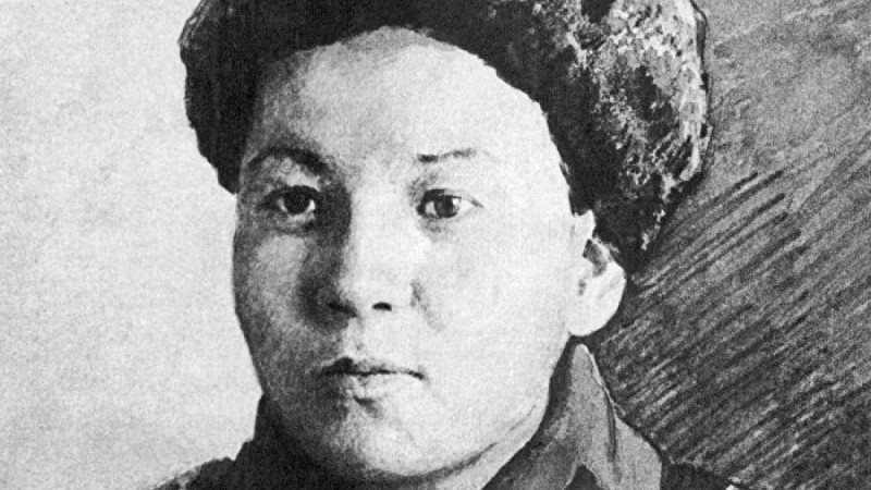 Мәншүк Мәметова: отбасы, соғыстағы ерлігі, ескерткіші