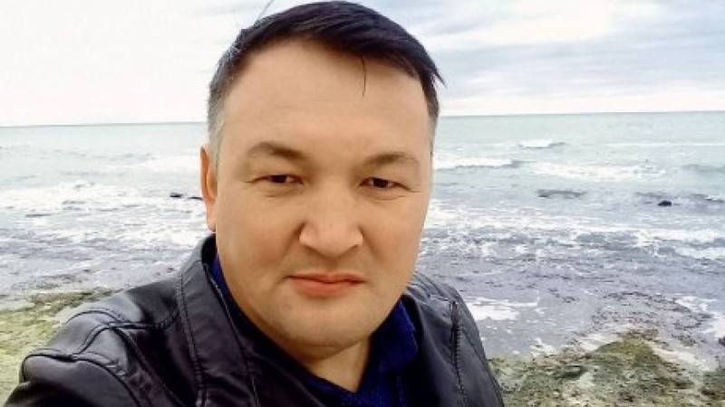 Білмим, менің күйеуімнің телефонында Əділбек болып тұрсың ғой