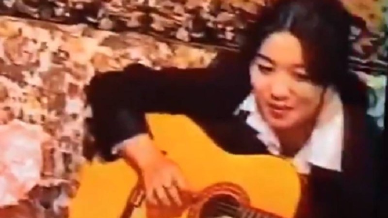 Ақбота Керімбекова 18 жасында ән айтқан шағын көрсетті (видео)