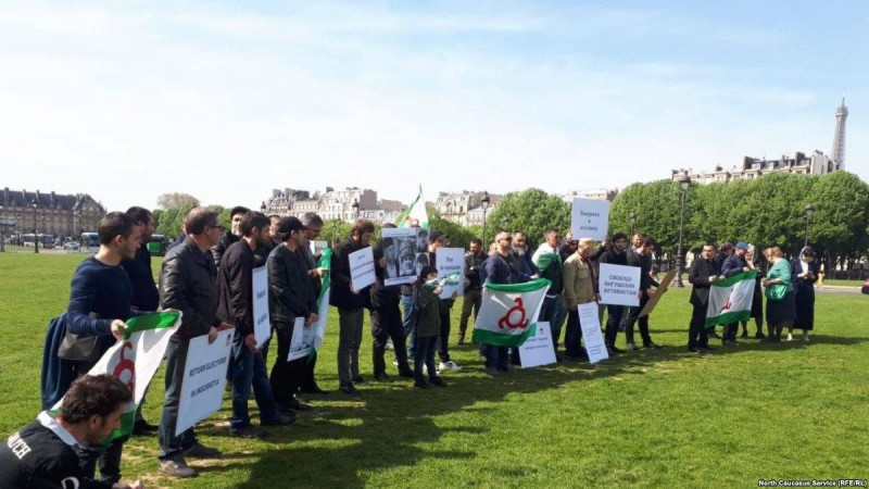 Парижде ондаған ингуш Юнус-Бек Евкуровтың биліктен кетуін талап етті