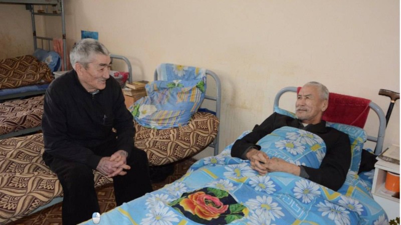 Ақтөбеде қаңғыбастар үйін паналайтын қария жанайқайын жеткізді - новости Казахстана