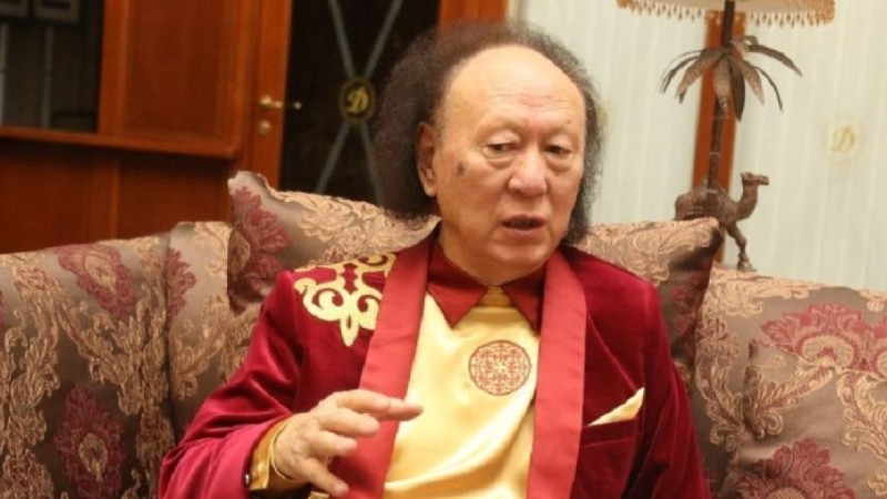 "Дос-Мұқасан" тобының әншісі: Менің халыққа еңбегім сіңген, аяқ киімімді шешуге міндетті емеспін - Қазақстан жаңалықтары