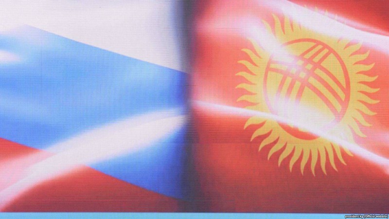 Бішкекте "Путин - агрессор" деген жазуы бар плакат ұстаған белсендіні ұстады