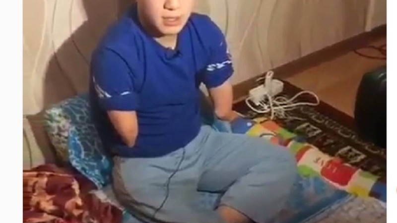 Шымкентте екі қолы мен бір аяғы жоқ жетім бала ән айтып көпшілікті жылатты (видео)