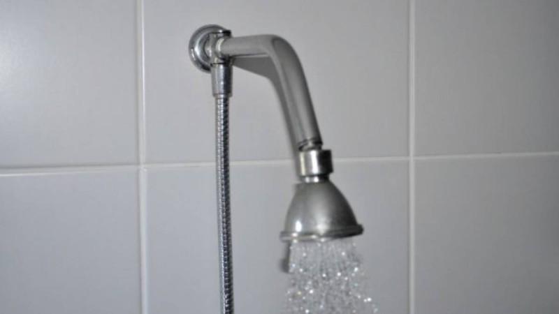 Ваннада шешінген жас қыз жасырын камераға түсіп қалды