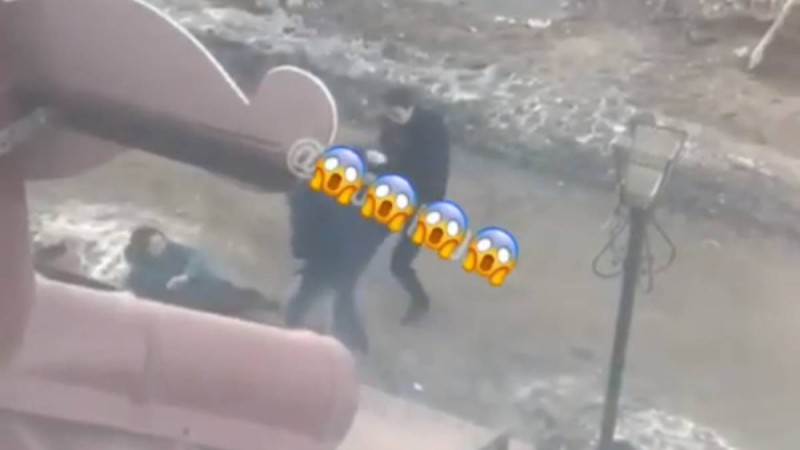 Көкшетауда ер адам аяғы ауыр әйелін көшеде тепкілеп тастады (видео) - Қазақстан жаңалықтары