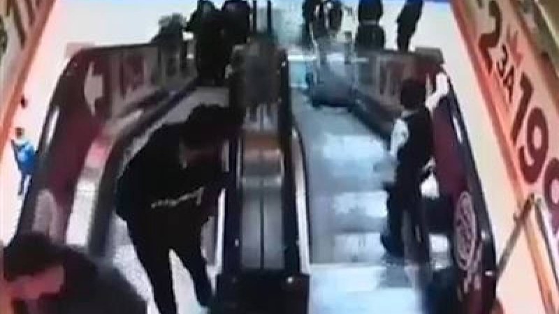 Ағасы арбадағы інісін экскалатордан итеріп жіберді