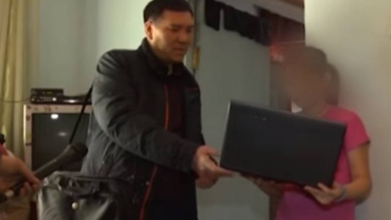 Көкшетауда ер адам бұзылған компьютерлерді жөндеп, мұқтаж отбасының балаларына сыйлауда