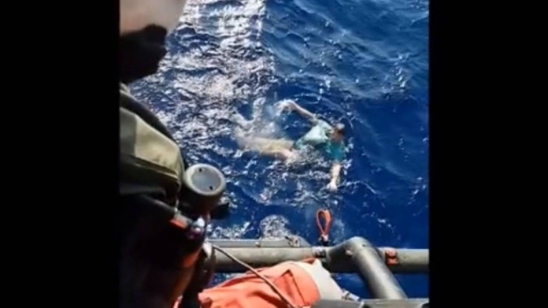 Қатты дауыл кезінде яхтадан суға құлап кеткен ер адам шалбарының арқасында аман қалды (видео) - Қазақстан жаңалықтары