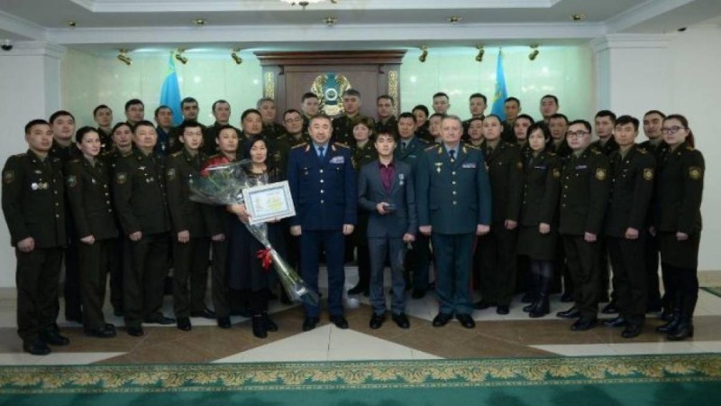 Ішкі істер министрі құдыққа түсіп кеткен бес жасар баланы құтқарған мектеп оқушысын марапаттады