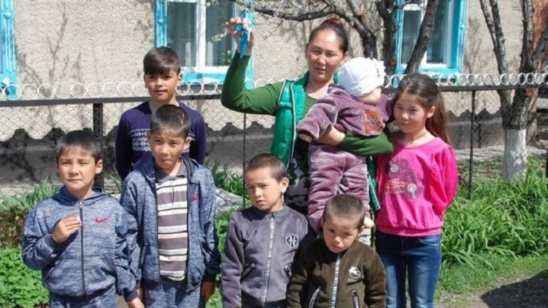 Алматы облысында кәсіпкер 7 балалы анаға пәтер алып берді - Қазақстан жаңалықтары