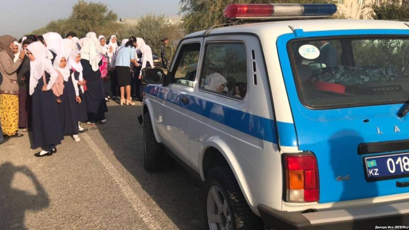 Түркістан облысында орамал дауынан соң жеті оқушы үш ай сабаққа келмеген