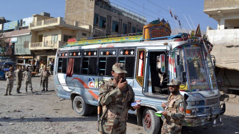 Пәкістанда белгісіз біреулердің автобусқа шабуылынан 14 адам қаза тапты