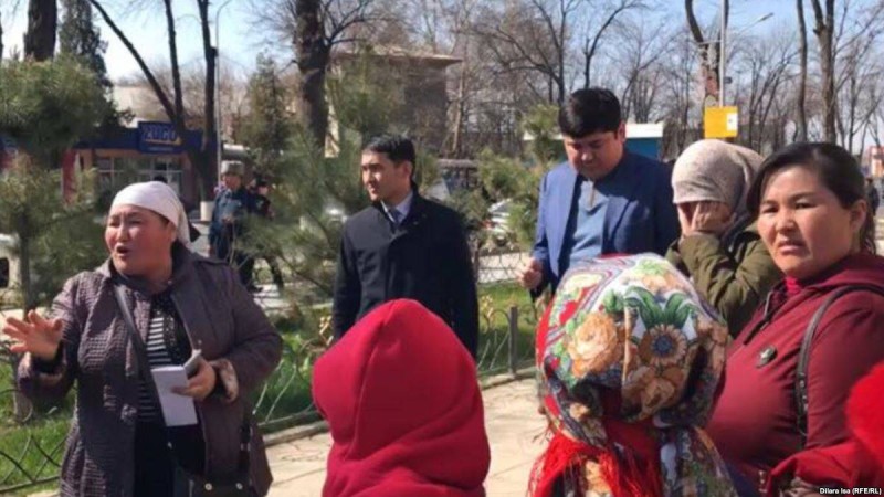 Шымкент әкімін талап еткен аналармен оның орынбасары кездесті