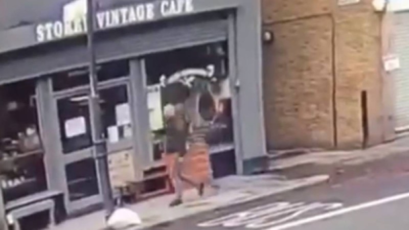 Видеошок: "Періштесі қаққан". Ер адам өткен жерден бір секунттан соң төбе құлаған