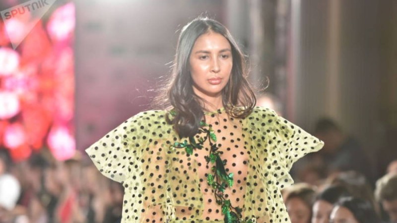 Динагүл Тасова тағы да төсін жалаңаштады