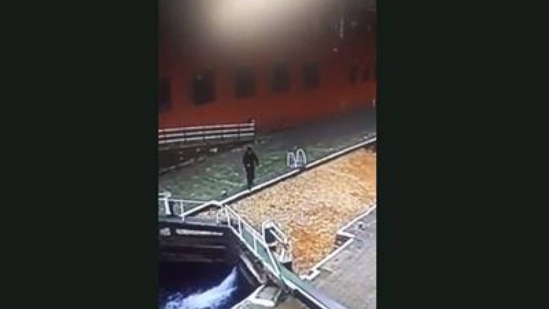 Телефонына телмірген жігіт суға құлап кетті (ВИДЕО)