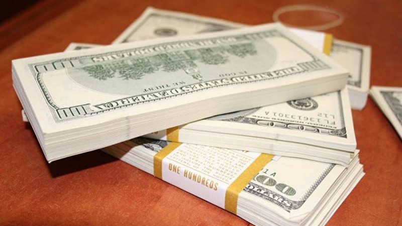 Алматыда адвокат 315 мың доллар алып жатқан жерінен ұсталды