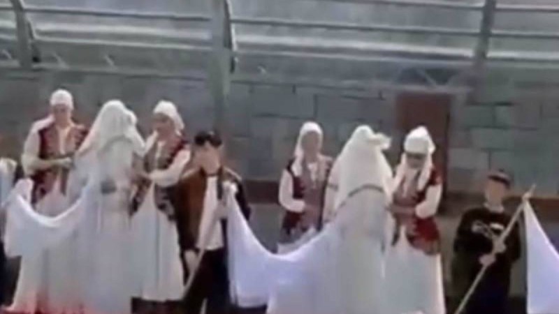 Бірден төрт келіннің бетін ашқан асаба жұртты таңғалдырды (видео)