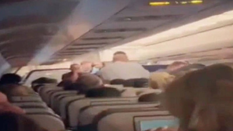 Әйелдің ұшақта босанған сәті видеоға түсіп қалды