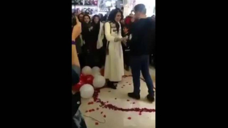 Көпшіліктің алдында тұрмысқа шығу туралы ұсыныс жасаған жігіт сүйіктісімен бірге түрмеден бір-ақ шықты (видео) - Қазақстан жаңалықтары