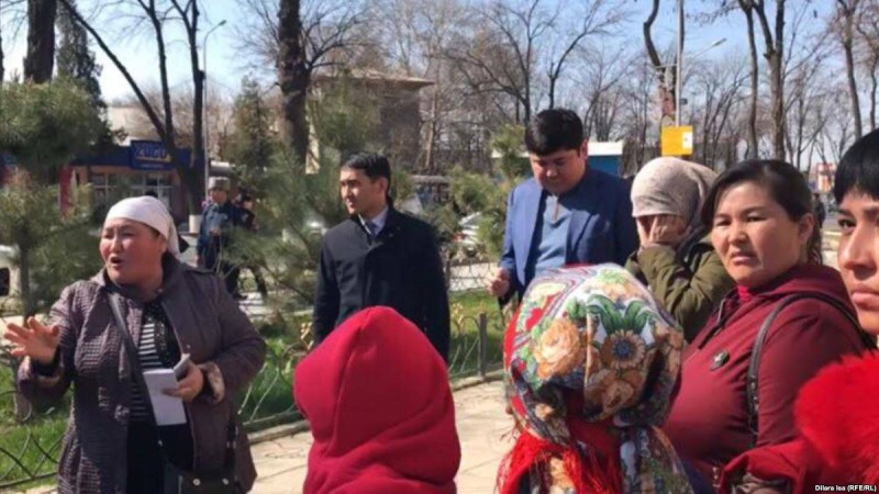 Шымкентте ондаған наразы ана "әкім келмесе, орталық көшені жаппақ"