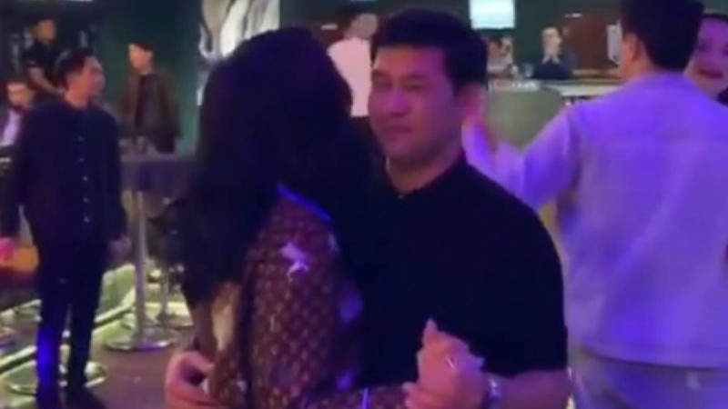 "Белінен қатты құшақтап алыпты": Жазира өзін қызғандырған Жанболатқа ренішін жеткізді
            11:39, 17 Сәуір, 2019
        
        Жазира Байырбекова әлеуметтік желіге Жанболаттың басқа қызбен билеген видеосын жүктеді