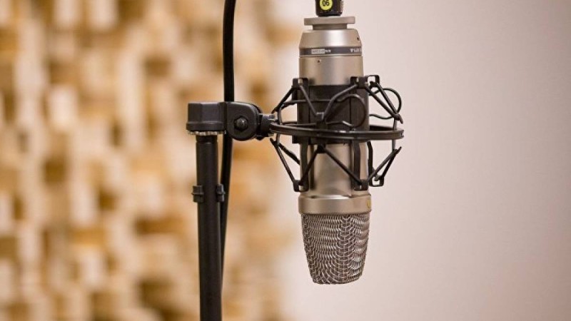 "Бір көзім көрмейді" Қазақстандық танымал әнші әріптестері жайлы шындықты айтты