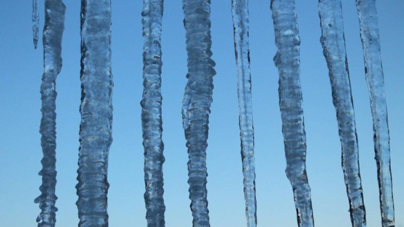 Павлодарда мектеп оқушысының басына мұз түсіп кетті