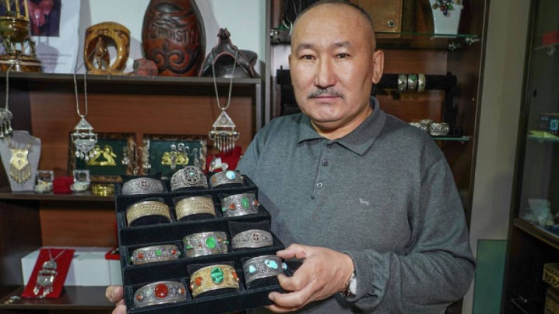 Назарбаевқа - қылыш, Қарақатқа - әшекей: танымал зергер бұйымдарының құны туралы айтты