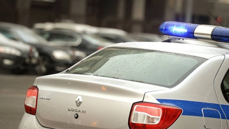 Патрульдік көлікте отырған полицей терезеден "темекі лақтырды"