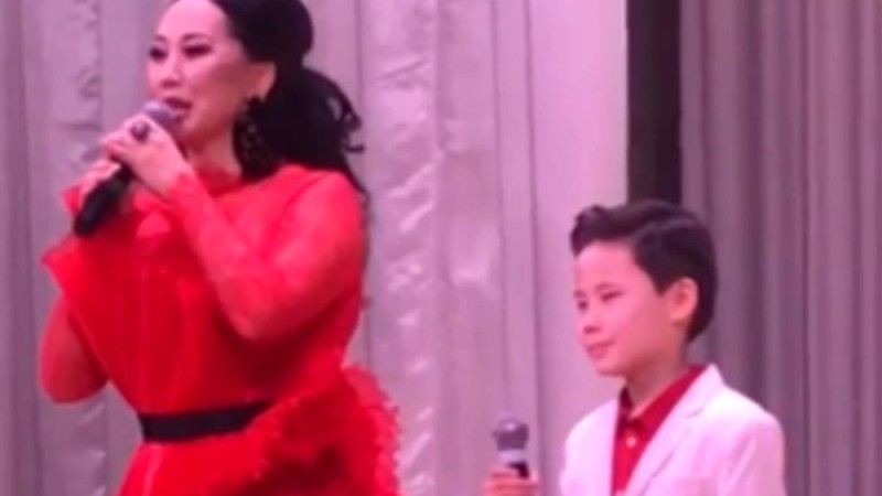 Қарақат Әбілдина ортаншы ұлымен бірге ән шырқап, көпті тәнті етті (видео)
            18:05, 16 Сәуір, 2019
        
        Болмановтар жанұясы Нұрәлиден жұлдыз жасамақ па?