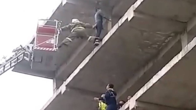 "Өз өмірін тәуекелге тікті": Таразда биіктен секіріп өлмек болған қыздың құтқарылған сәтінің видеосы пайда болды (видео) - Қазақстан жаңалықтары