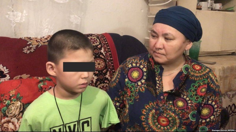 Екі қолынан айырылған ақтөбелік баланың отбасына әкімдік үй берді