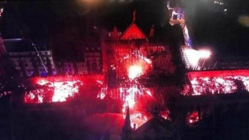 Париждегі Құдай ана шіркеуіндегі өрт: Сұмдық өрттен кейінгі алғашқы суреттер жарияланды
