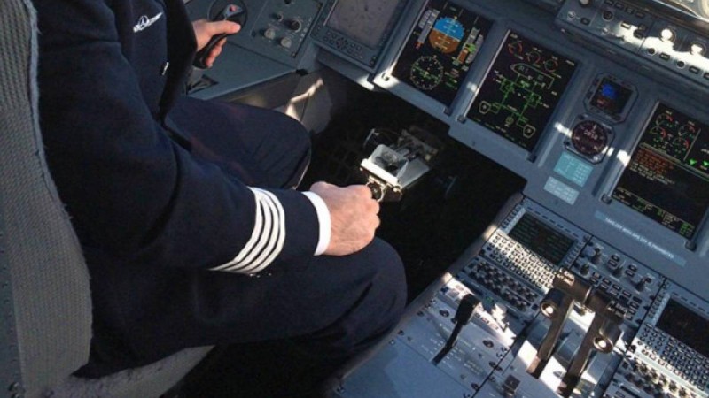 Ұшқыш әйелімен ұрсысып қалып, өз үйіне ұшақпен соғылды