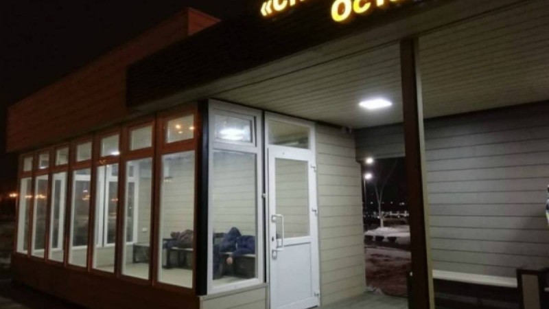 Заң алдында бәрі бірдей: Өскемен әкімдігі жылы аялдамаларда түнеп жүрген үйсіздерді жақтап шықты - Қазақстан жаңалықтары