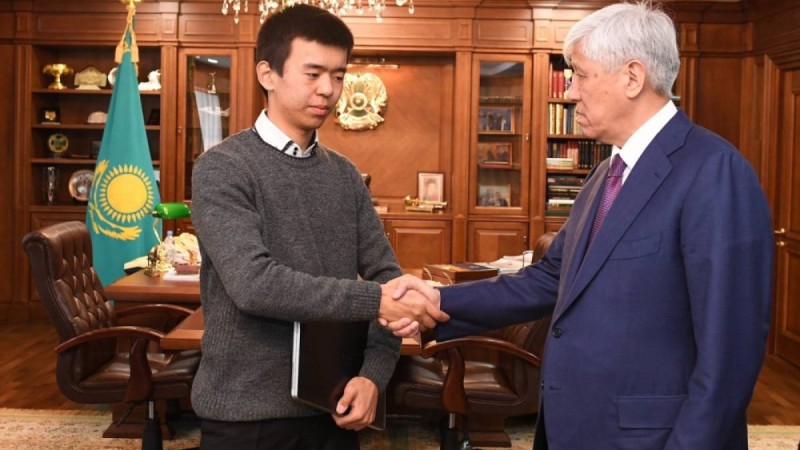 Өртенген үйден екі баланы құтқарған студентке білім гранты берілді