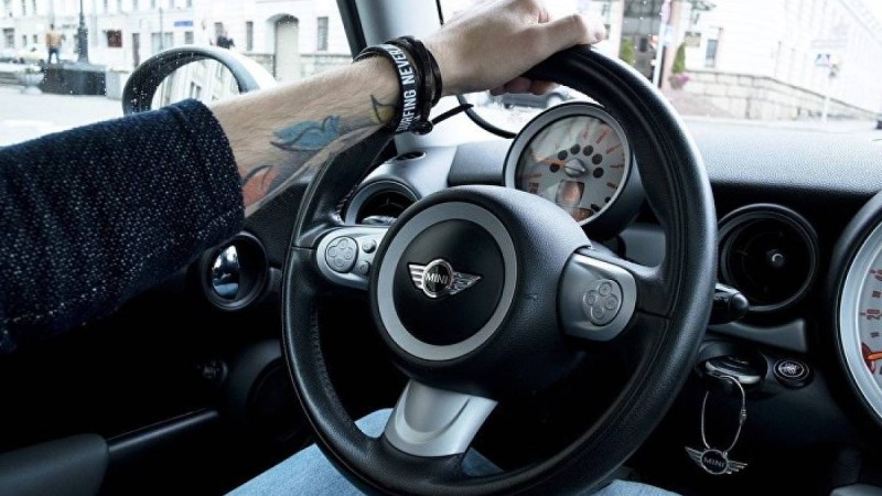 Тараздық жігіт "Қазақ хандығы" монументі алдында темір тұлпарымен трюк жасады – видео