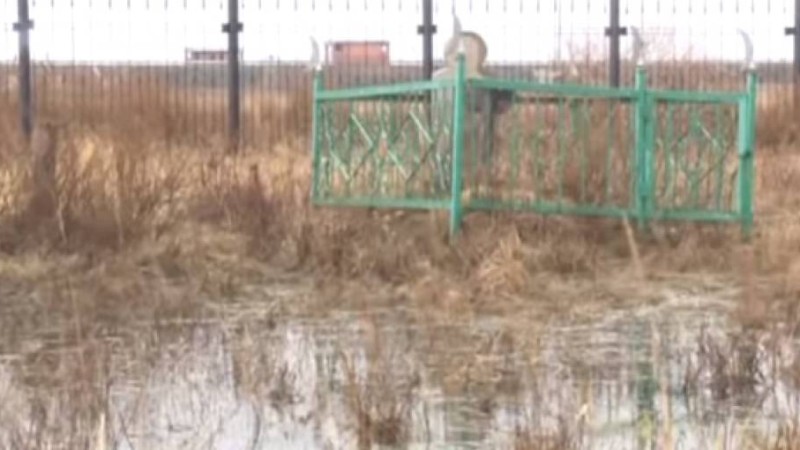 Мәйіттерді жер бетіне шығарады: Ақмола облысында еріген су зиратты шайып жатыр - Қазақстан жаңалықтары