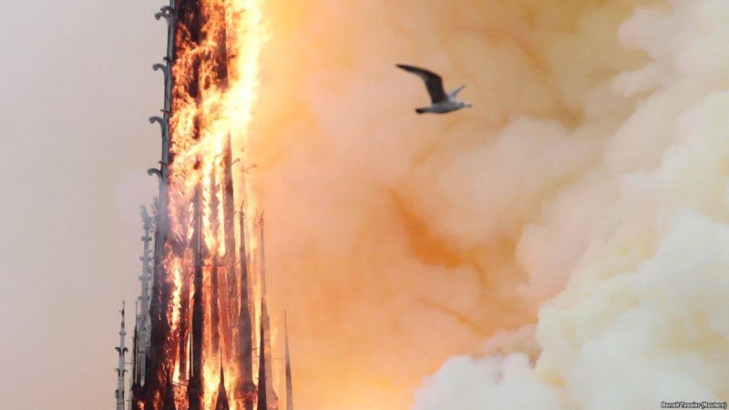 Францияда Нотр-Дам де Пари шіркеуі өртеніп, мұнарасы құлады